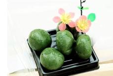 草長鶯飛二月天，拂堤楊柳醉春煙。青團美味人人愛，機器生產(chǎn)高效又衛(wèi)生